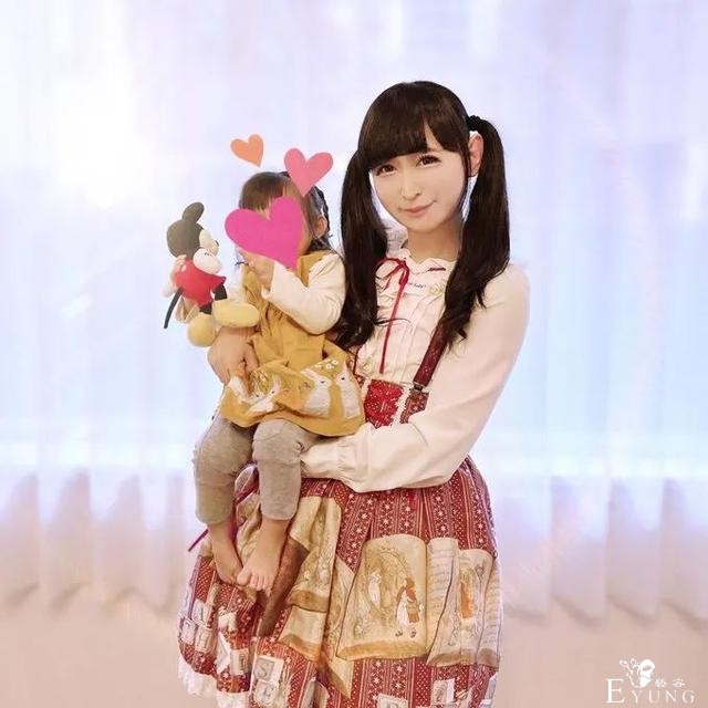 日本第一伪娘！小萝莉竟是摇滚大叔？！因扮女装走上人生巅峰，还生了两个女儿…-17.jpg