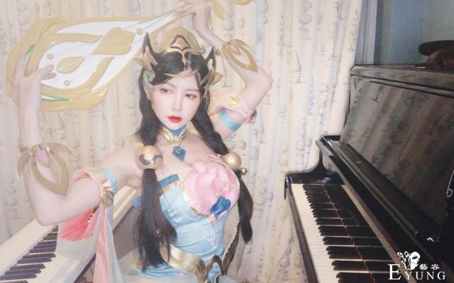 妹子正儿八经COS动漫角色没火，COS个丑鱼人反而火了-3.jpg