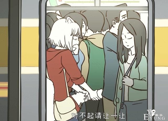 妹子绑着狐狸尾巴上地铁，旁边的大叔表情无奈-2.jpg