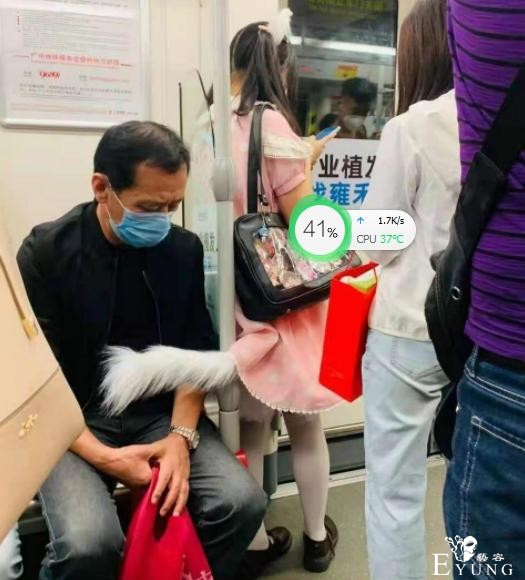 妹子绑着狐狸尾巴上地铁，旁边的大叔表情无奈-1.jpg