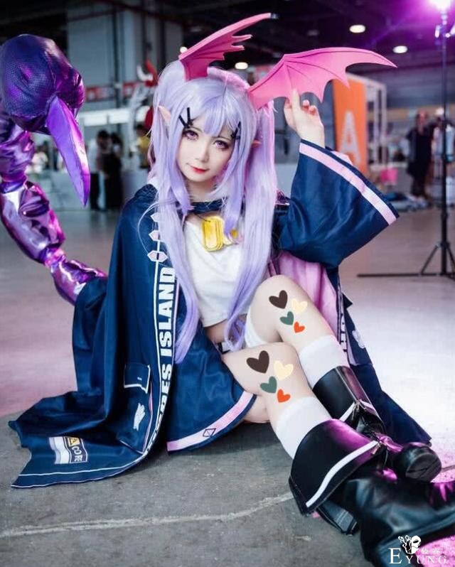 妹子绑着狐狸尾巴上地铁，旁边的大叔表情无奈-3.jpg