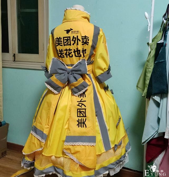 网上出现lo装外卖服，网友吐槽：不得不工作又不愿放弃梦想就这样-2.jpg