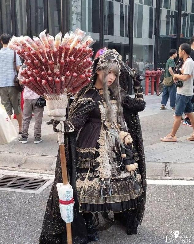 网上出现lo装外卖服，网友吐槽：不得不工作又不愿放弃梦想就这样-3.jpg