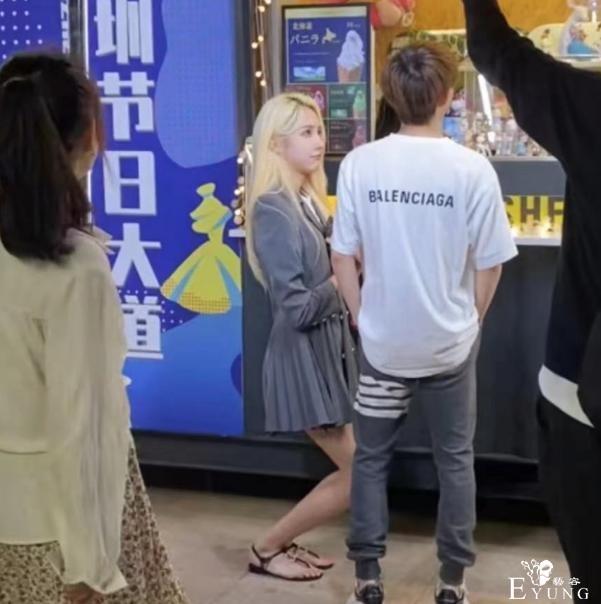 女装大佬做了变性手术？被戳穿后仍合作男演员，忽男忽女让人困惑-7.jpg