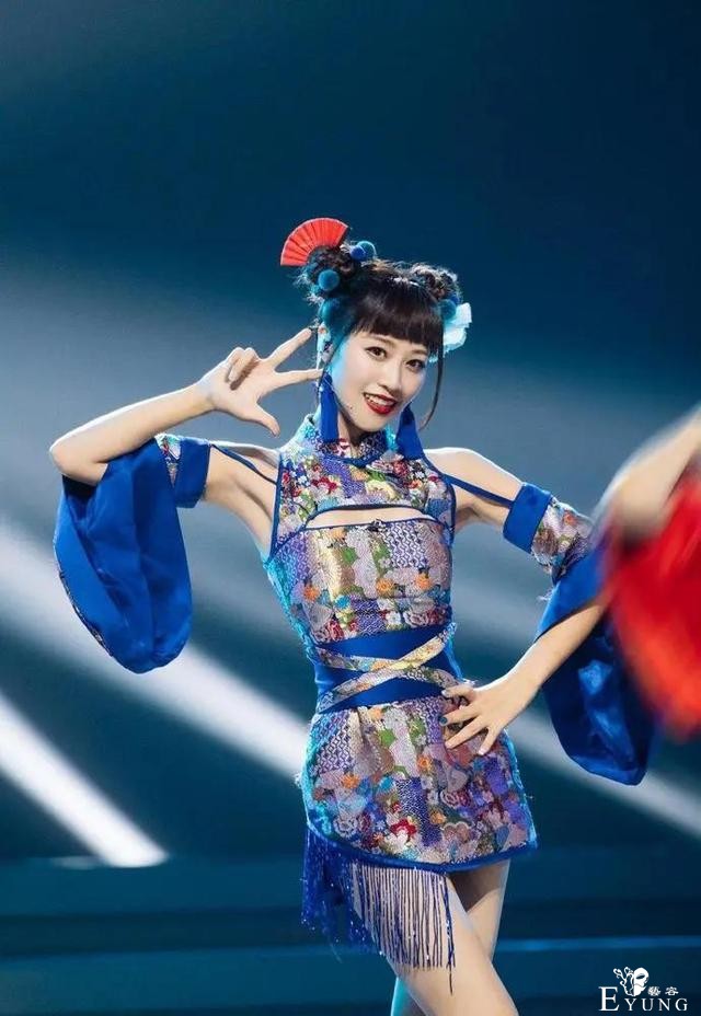 蓝盈莹舞台写真，身着国风旗袍，造型惊艳让人眼睛一亮，俏皮可爱-2.jpg