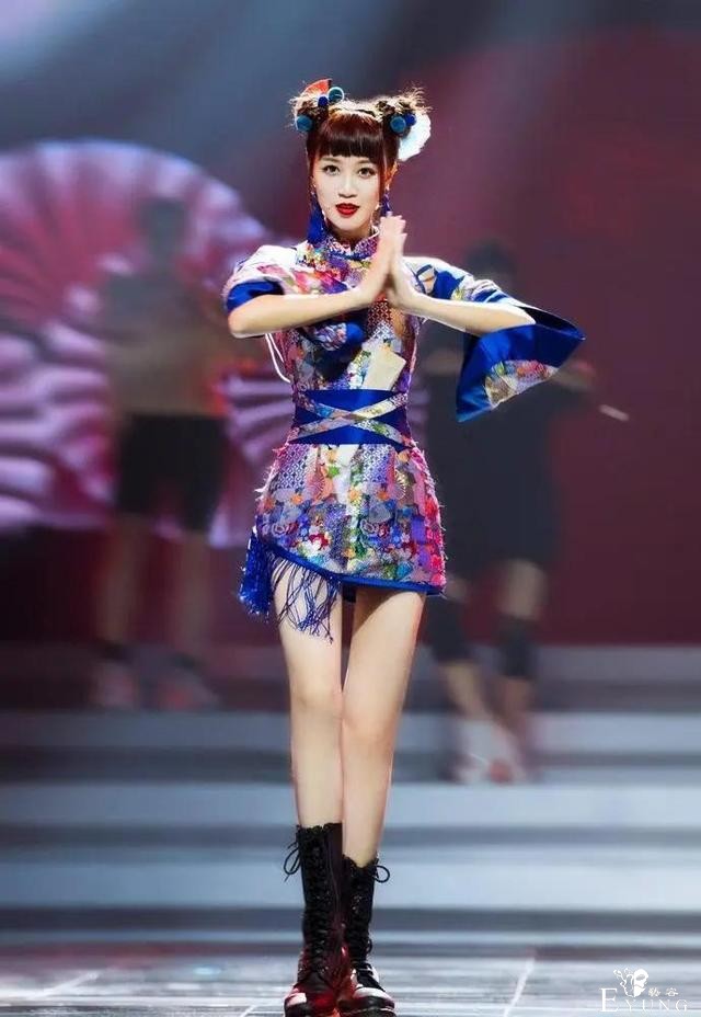 蓝盈莹舞台写真，身着国风旗袍，造型惊艳让人眼睛一亮，俏皮可爱-4.jpg