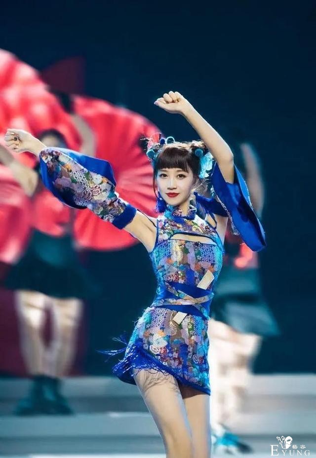 蓝盈莹舞台写真，身着国风旗袍，造型惊艳让人眼睛一亮，俏皮可爱-8.jpg