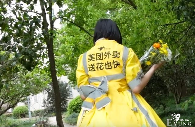 B站大佬真穿着LO装送外卖去了，看着好可爱-3.jpg