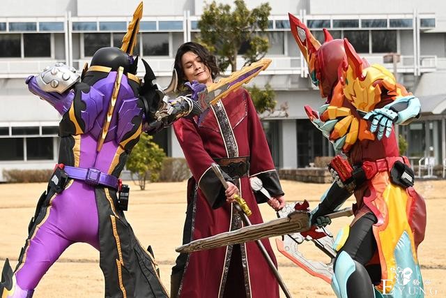 假面骑士圣刃33章，坏女人大战冰狮，真理圣主上演1v2，天灾上线-3.jpg