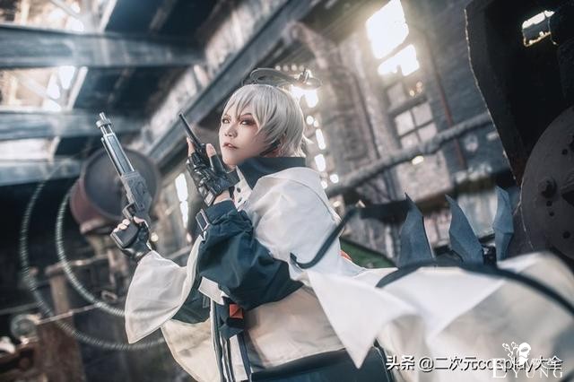 《明日方舟》送葬人cos，场景用心，光线洒下来时很有感觉-1.jpg