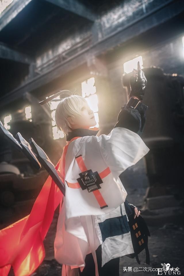 《明日方舟》送葬人cos，场景用心，光线洒下来时很有感觉-2.jpg