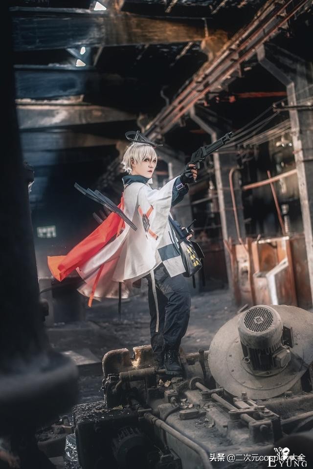 《明日方舟》送葬人cos，场景用心，光线洒下来时很有感觉-4.jpg