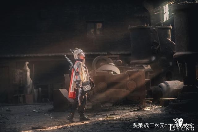 《明日方舟》送葬人cos，场景用心，光线洒下来时很有感觉-5.jpg