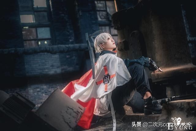 《明日方舟》送葬人cos，场景用心，光线洒下来时很有感觉-3.jpg