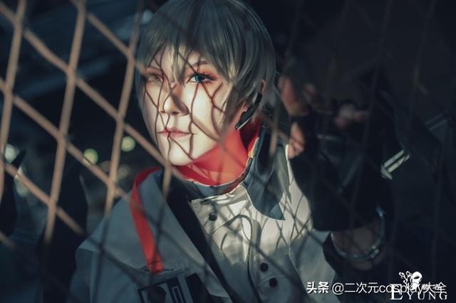 《明日方舟》送葬人cos，场景用心，光线洒下来时很有感觉-11.jpg