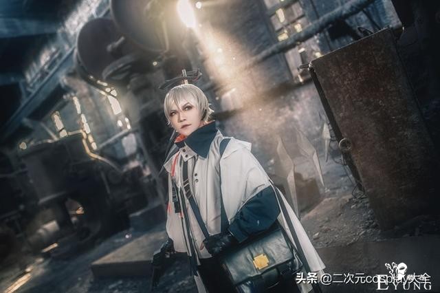 《明日方舟》送葬人cos，场景用心，光线洒下来时很有感觉-8.jpg