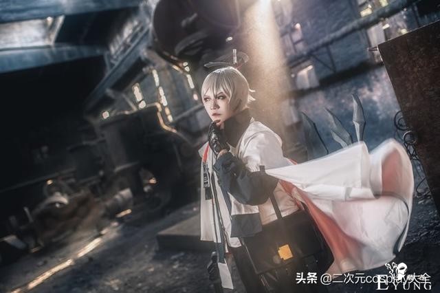 《明日方舟》送葬人cos，场景用心，光线洒下来时很有感觉-9.jpg