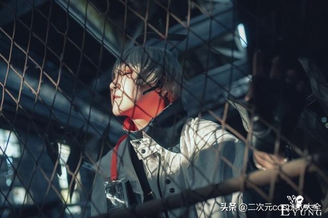 《明日方舟》送葬人cos，场景用心，光线洒下来时很有感觉-6.jpg