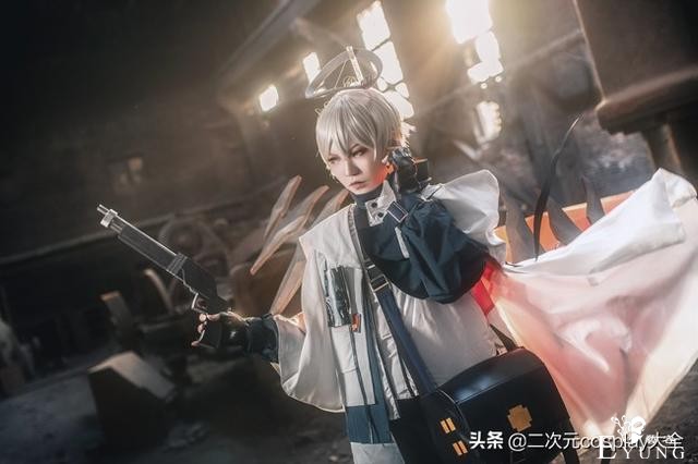 《明日方舟》送葬人cos，场景用心，光线洒下来时很有感觉-7.jpg