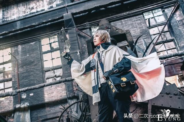 《明日方舟》送葬人cos，场景用心，光线洒下来时很有感觉-10.jpg