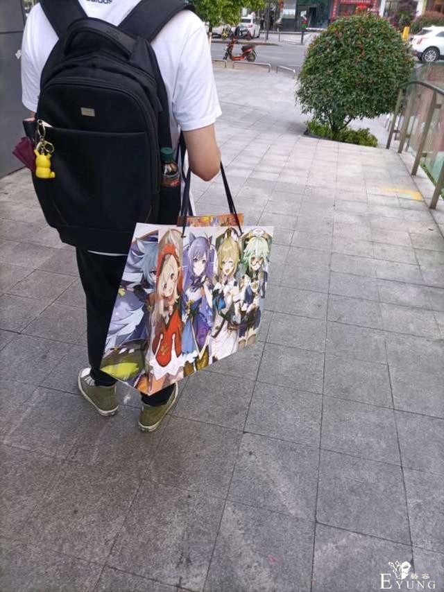 男孩子提二次元手提袋会很尴尬吗？其实也没啥，就是回头率比较高-1.jpg