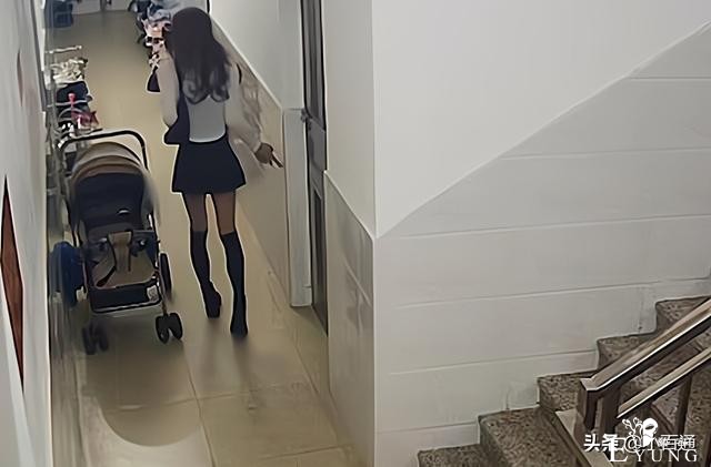 “抠脚大汉”男扮女装偷高跟鞋，短裙丝袜装备齐全，身材成为亮点-3.jpg
