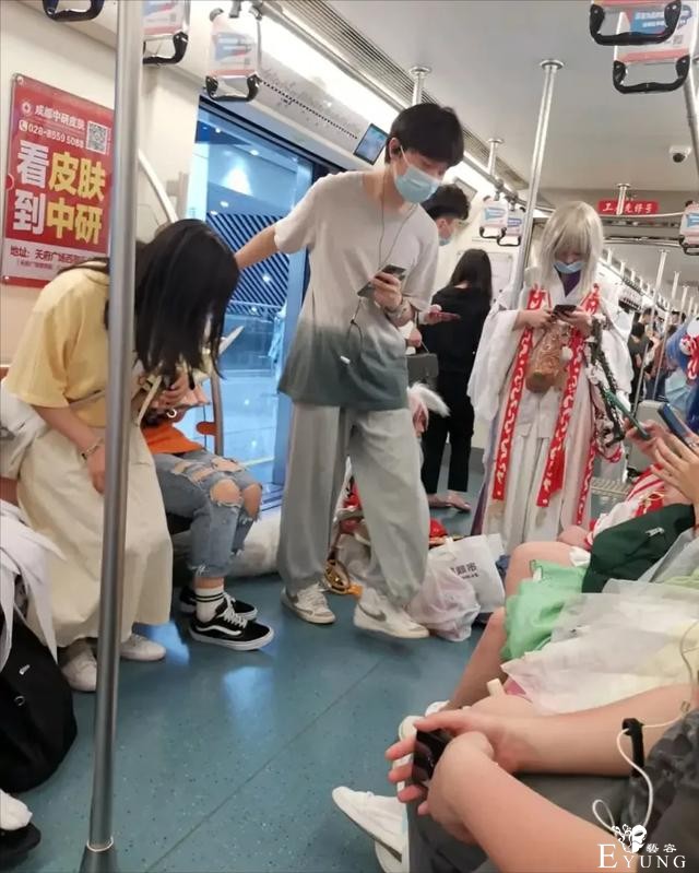 穿cos服乘坐地铁惹争议，我还是觉得cosplay应该分场合-2.jpg