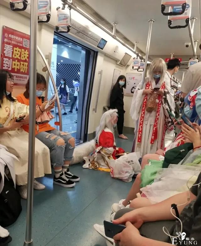 穿cos服乘坐地铁惹争议，我还是觉得cosplay应该分场合-1.jpg
