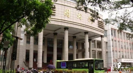 男子扮女装“潜入”高校图书馆，还做不雅动作！事发广西南宁-2.jpg