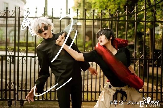 咒术回战cos：五条悟带伏黑惠上学，然后和伏黑甚尔打起来啦-1.jpg