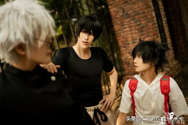 咒术回战cos：五条悟带伏黑惠上学，然后和伏黑甚尔打起来啦-6.jpg