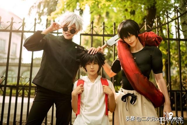 咒术回战cos：五条悟带伏黑惠上学，然后和伏黑甚尔打起来啦-2.jpg