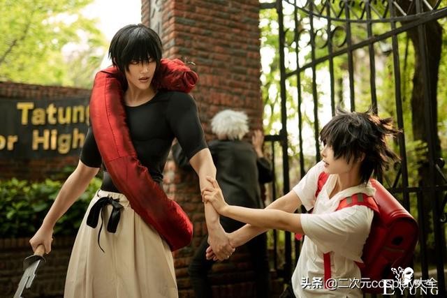 咒术回战cos：五条悟带伏黑惠上学，然后和伏黑甚尔打起来啦-12.jpg