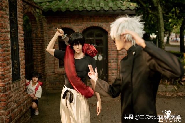 咒术回战cos：五条悟带伏黑惠上学，然后和伏黑甚尔打起来啦-8.jpg