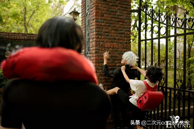 咒术回战cos：五条悟带伏黑惠上学，然后和伏黑甚尔打起来啦-13.jpg