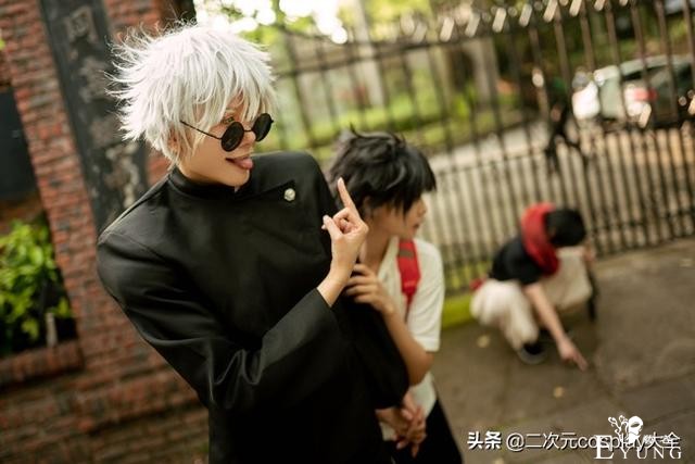 咒术回战cos：五条悟带伏黑惠上学，然后和伏黑甚尔打起来啦-15.jpg