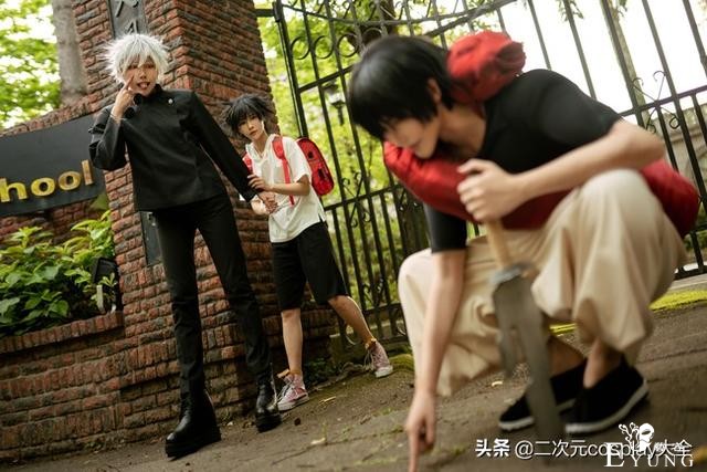 咒术回战cos：五条悟带伏黑惠上学，然后和伏黑甚尔打起来啦-14.jpg