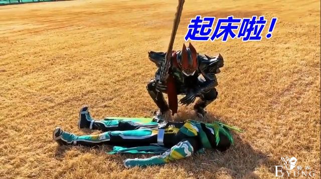 假面骑士圣刃局外对决，天灾vs剑斩上演撞头杀，结局变小孩打架-5.jpg