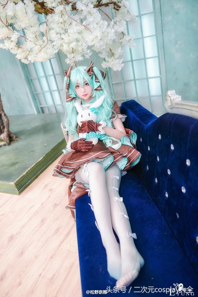 白丝萝莉腿玩年miku，唯美清甜，我想当她怀里的兔子-1.jpg