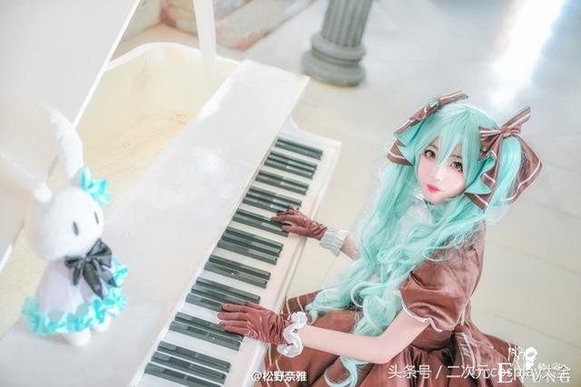 白丝萝莉腿玩年miku，唯美清甜，我想当她怀里的兔子-2.jpg