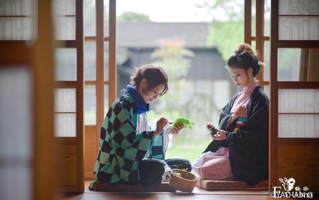 《鬼灭之刃》炭治郎&amp;祢豆子cos，我以为是甜的，没想到是刀子-4.jpg