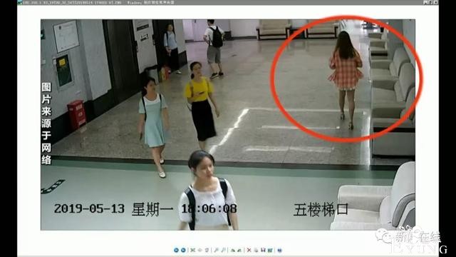 男子变装潜入高校图书馆，疑似做出不雅动作-4.jpg