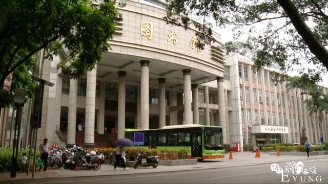 男子变装潜入高校图书馆，疑似做出不雅动作-10.jpg
