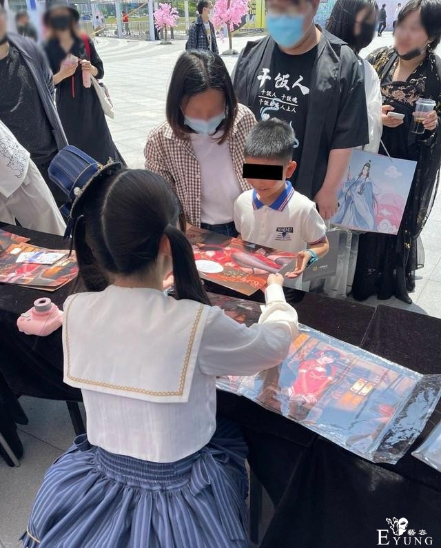 漫展签售嘉宾被骂？只因有小学生当场购买她的“cos作品”-4.jpg