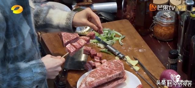 综艺节目条件艰苦是假象？干农活才能换盒饭，自带牛肉却人均1200-8.jpg