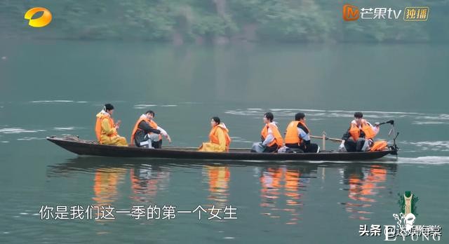 张艺兴录综艺太难了，和杨紫撞睡衣解释不清，又被黄磊花式催婚-3.jpg