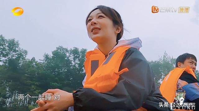 张艺兴录综艺太难了，和杨紫撞睡衣解释不清，又被黄磊花式催婚-4.jpg