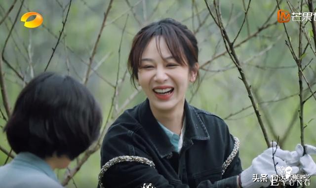 张艺兴录综艺太难了，和杨紫撞睡衣解释不清，又被黄磊花式催婚-2.jpg