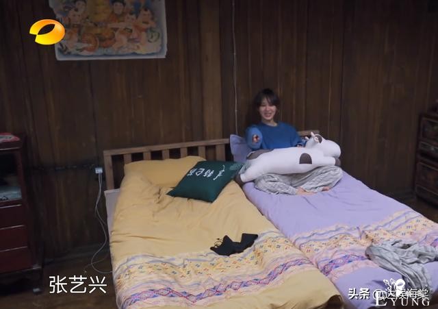 张艺兴录综艺太难了，和杨紫撞睡衣解释不清，又被黄磊花式催婚-6.jpg