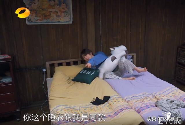 张艺兴录综艺太难了，和杨紫撞睡衣解释不清，又被黄磊花式催婚-7.jpg
